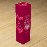 Ruby bröllop-jubileumsfoto vin box vinlåda<br><div class="desc">40:e Ruby-årsdagen av gåva till vin eller spritbox. Vackra rubies i hjärtan på rött med fotosteneffektmall Ruby Bröllop-årsjubileet vin boxförpackning. Anpassa med dina egna mottagare, information om namn eller släktingar och foto. 40-årsdagen förknippas traditionellt med ruby. För närvarande läser man Grattisar Melanie & Richard på Ruby Bröllop-årsdagen plus årsdagen och...</div>