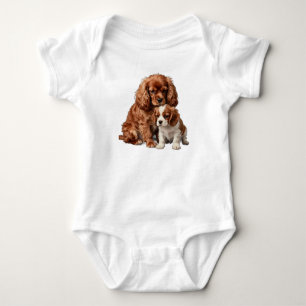 Ruby Cavalier Spaniel och hennes Blenheim-valp T Shirt