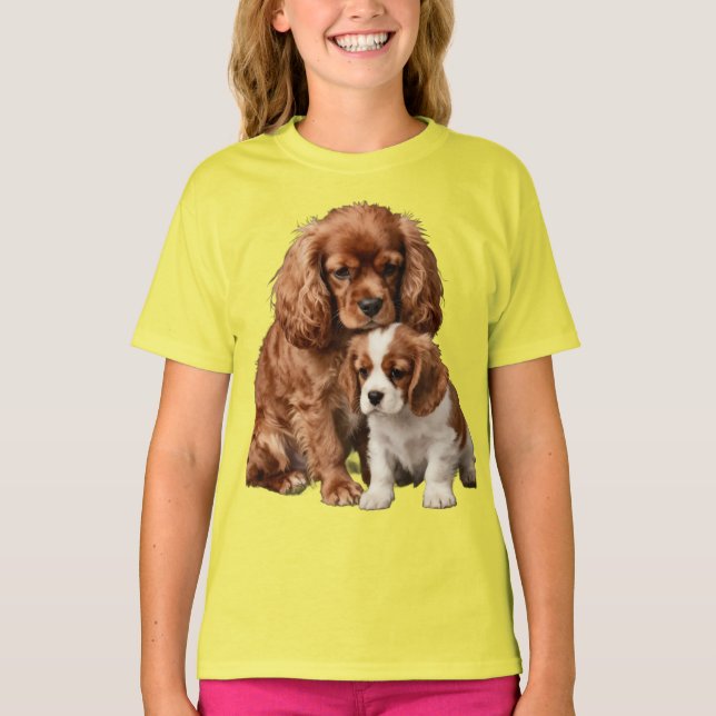 Ruby Cavalier Spaniel och hennes Blenheim-valp T Shirt (Framsida)
