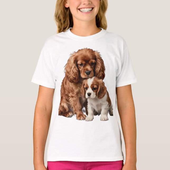 Ruby Cavalier Spaniel och hennes Blenheim-valp T Shirt (Framsida)