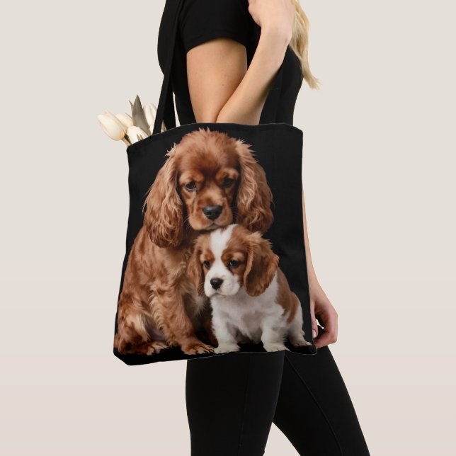 Ruby Cavalier Spaniel och hennes Blenheim-valp Tygkasse (Närbild)