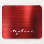 Ruby Red Faux Brushed Metall Personlig Musmatta<br><div class="desc">Det här trendiget har en ruby red faux-borstad metall-folie i bakgrunden. Anpassa den med ditt namn i ett vitt handskriftsskript med stil.</div>