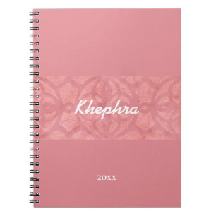Ruddy Rosa Batik Watercolor Namn och Year Anteckningsbok