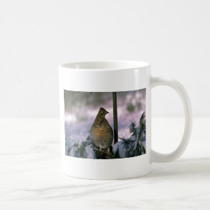 Ruffed Grouse perched i snöig träd Kaffemugg