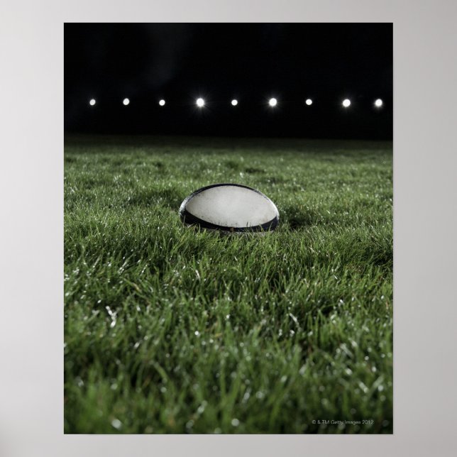 Rugby boll sitta på gräsbeck på en poster (Framsidan)