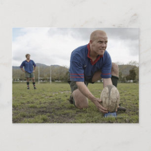 Rugby-spelare som placerar boll på rugbybeck vykort