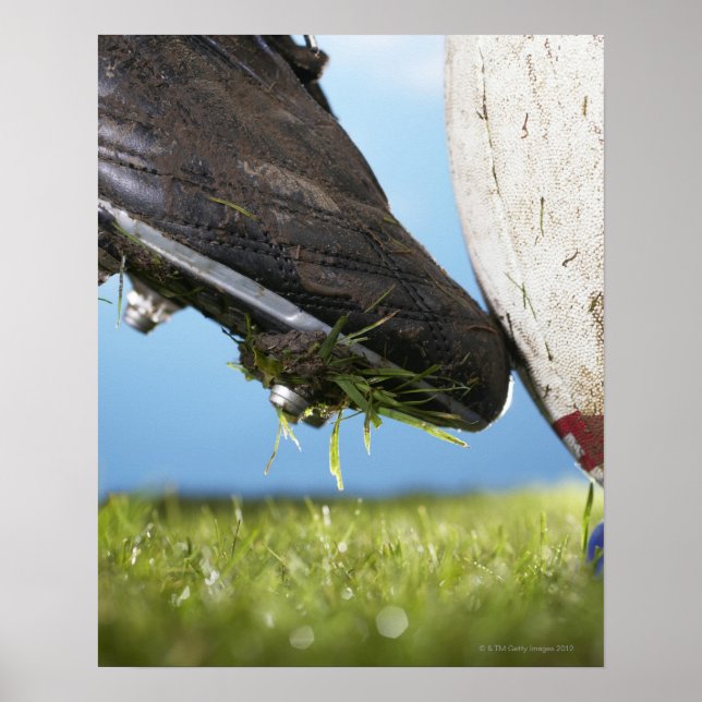 Rugby-spelare som sparkar boll från borgen. poster (Framsidan)
