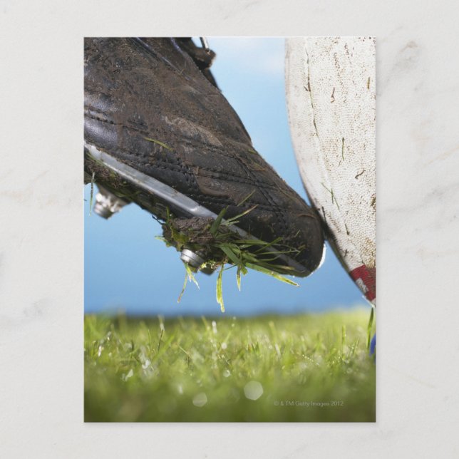 Rugby-spelare som sparkar boll från borgen. vykort (Framsida)