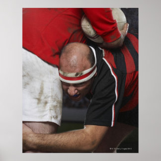 Rugby-spelare som tar emot motståndare, mittsektio poster