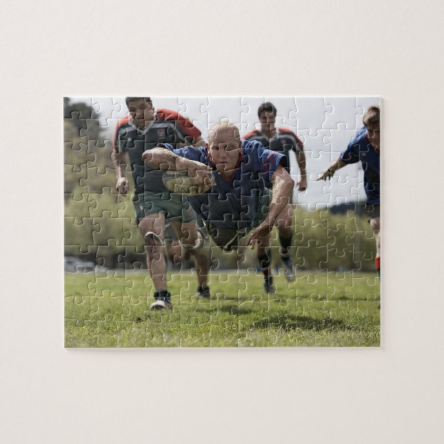Rugby-spelaren som slog på marken med boll pussel (Horisontell)