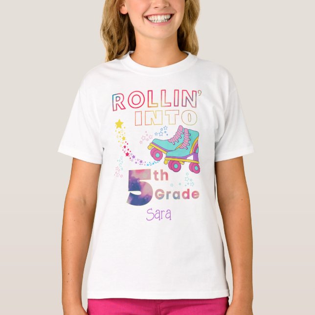 Rulla in i femte Klass Girls Cute Retro T Shirt (Framsida)