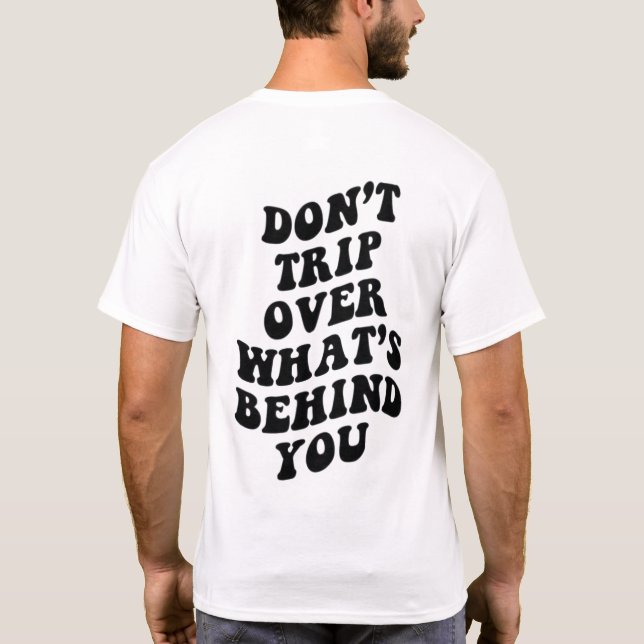 Rulla Inte Över Det Som Är Bakom Dig Roligt T Shirt (Baksida)