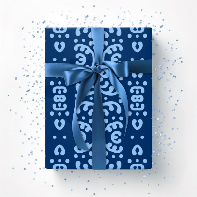 Rullad spets i blå indigo presentpapper (Skapare uppladdad)