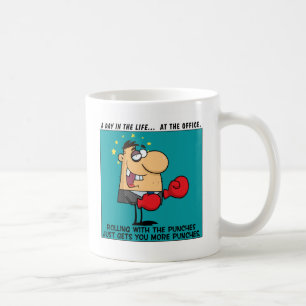 Rullande med stansmaskinerna kaffemugg