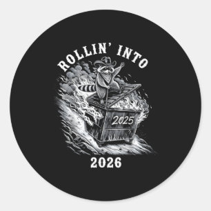 Rullar in i 2026 Tvättbjörn Rolig soptrösk 2025 Runt Klistermärke