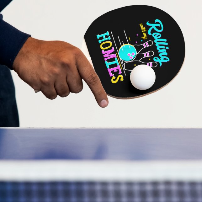 Rullar med mina kompisar bowlare spelar pingisracket (Insitu)