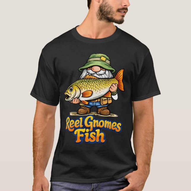 Rullar Tomtar Fiskar â€“ Rolig Fiskande Tomte med  T Shirt (Framsida)