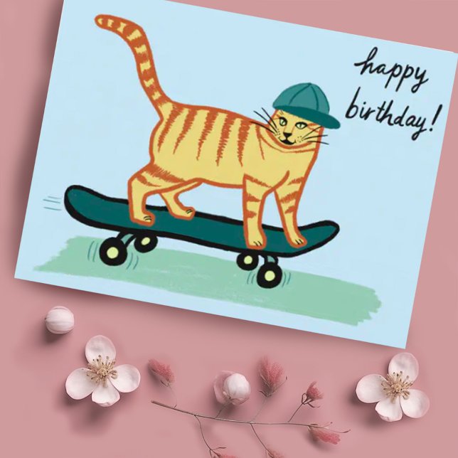 Rullbräda Tabby Katt GRATTIS PÅ FÖDELSEDAGEN Vykort (Cute skateboarding tabby cat drawing on this custom birthday postcard -add your own text)