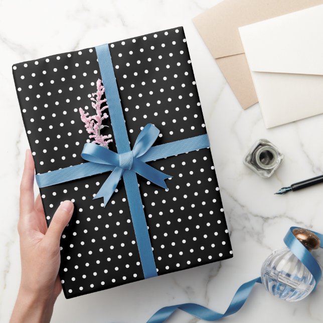 Rullning av vita prickar på djupaste svart presentpapper (Gifting)