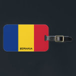 Rumänien National Flagga Patriotic Bagagebricka<br><div class="desc">Rumänien National Flagga Patriotic Luggage Tag med Rumäniens flagga tryckt över ena sidan av märkrn. Land namn, skrivet med det pulserande typsnittet, är integrerat i designen på grund. Anpassadet Text är fullt ut med funktionen "Anpassa den!". Andra sidan av märkrn är reserverad för din information. Denna förtjusande Rumänien Luggage Tag...</div>