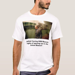 Rumsfeld som turnerar KGB-museet Tee