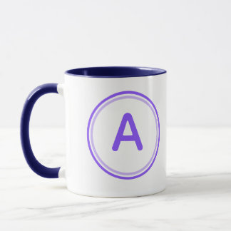 Rund bokstavsalfabet lila cirkel design mugg