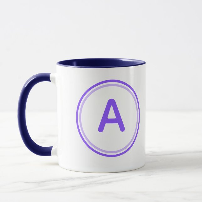 Rund bokstavsalfabet lila cirkel design mugg (Vänster)