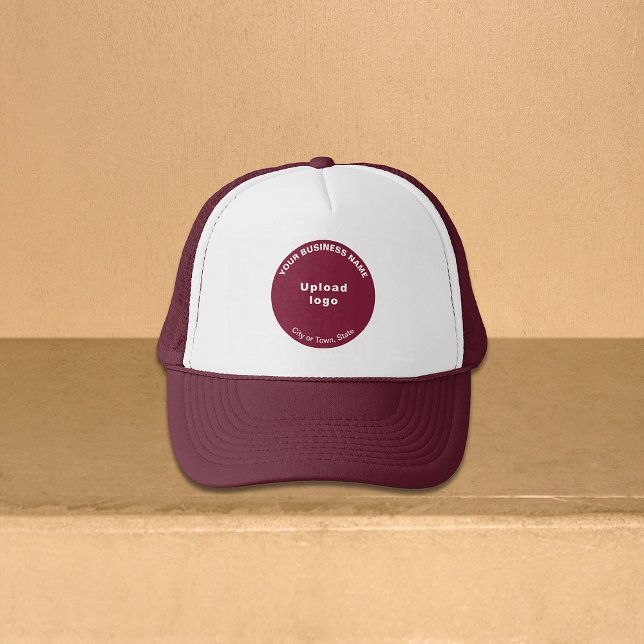 Runda affärsmärken på Maroon och White Keps (Round business brand on maroon and white trucker hat)