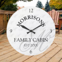 Runda klocka i Family Cabin Monogram Mönster