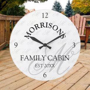 Runda klocka i Family Cabin Monogram Mönster