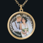 Runda Vintagen Ram Monogrammed fotfoto Guldpläterat Halsband<br><div class="desc">Fintvätt av Löv Ram Monogrammed fotodesign.</div>