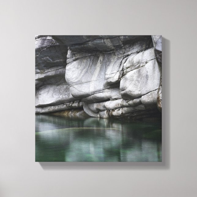 Rundad Sten Cliff av Verzasca River Canvastryck (Framsida)