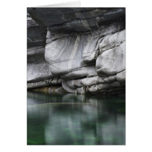 Rundad Sten Cliff av Verzasca River Hälsningskort