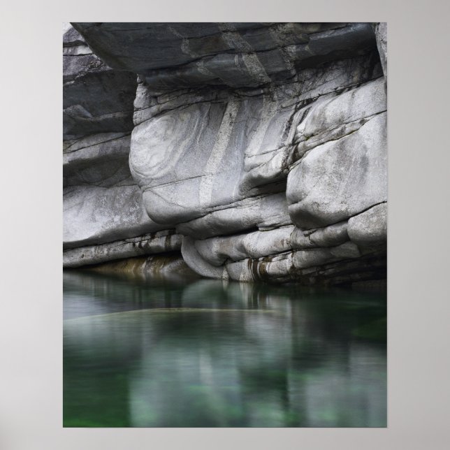 Rundad Sten Cliff av Verzasca River Poster (Framsidan)