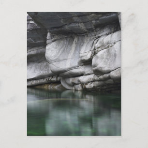 Rundad Sten Cliff av Verzasca River Vykort