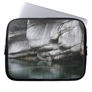 Rundad stenklippa vid den Verzasca floden Laptop Sleeve