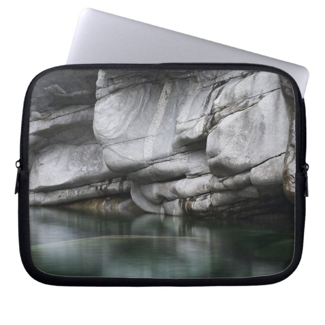 Rundad stenklippa vid den Verzasca floden Laptop Sleeve (Framsidan)
