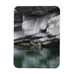 Rundad stenklippa vid den Verzasca floden Magnet