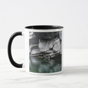 Rundad stenklippa vid den Verzasca floden Mugg