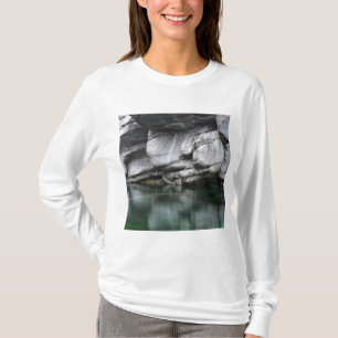 Rundad stenklippa vid den Verzasca floden Tee Shirt