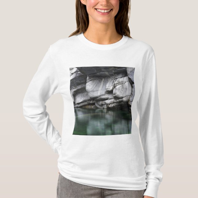Rundad stenklippa vid den Verzasca floden Tee Shirt (Framsida)