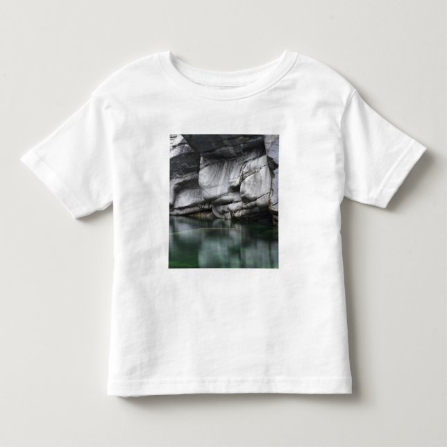 Rundad stenklippa vid den Verzasca floden Tröja (Framsida)