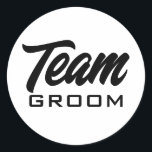 Rundklistermärken för anpassningsbar i teamgroom runt klistermärke<br><div class="desc">Teamets groom-anpassningsbarnas rundade klistermärken. Anpassningsbarnas svarta och vita design för trimning och marskalkar. Snyggt för handskriftsformat för spel med bakomliggande fester med mera. Skapa dem till er grupp av vänner,  gäster,  trupper,  besättning,  bästa man osv. Finns även för möhippa team.</div>