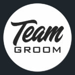 Rundklistermärken för anpassningsbar i teamgroom runt klistermärke<br><div class="desc">Teamets groom-anpassningsbarnas rundade klistermärken. Anpassningsbarnas svarta och vita design för trimning och marskalkar. Snyggt för handskriftsformat för spel med bakomliggande fester med mera. Skapa dem till er grupp av vänner,  gäster,  trupper,  besättning,  bästa man osv. Finns även för möhippa team.</div>