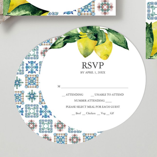 Rundliga, stackningsbara Lemon-inbjudningar för OS Inbjudningar (RSVP card lemon and Amalfi tile design for stacked wedding invitation theme. )