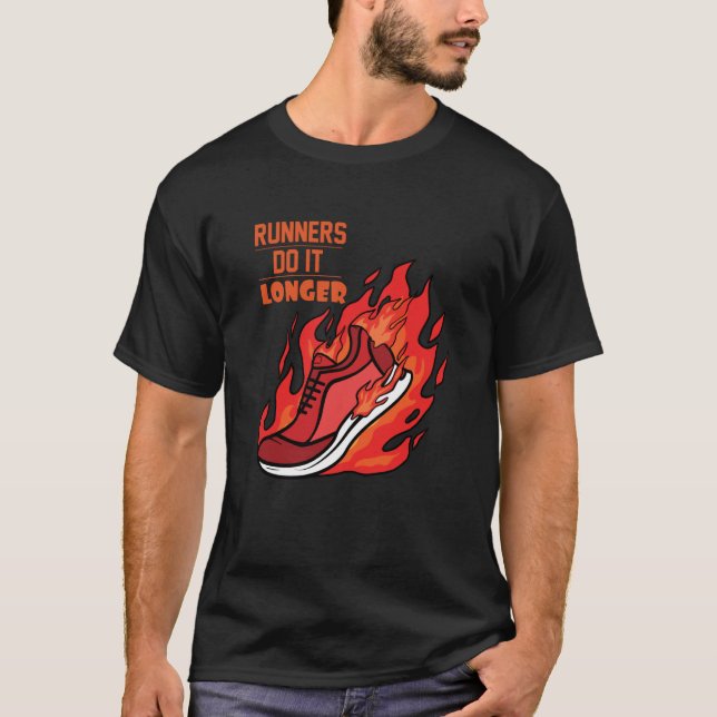 Runners Do Longer Running Sport Triathlon Marathon T Shirt (Framsida)
