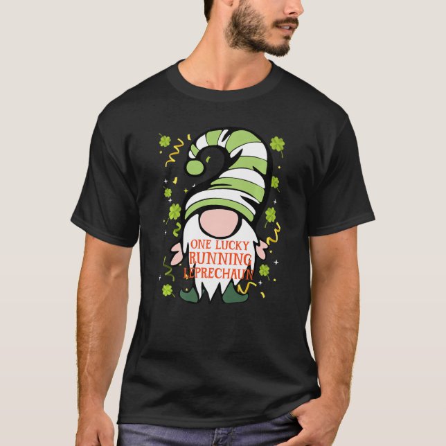 Running av den ädla St Patrick S Day Lucky Gnome-f T Shirt (Framsida)