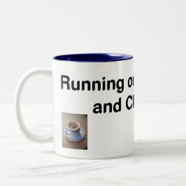 Running On Coffee and Chaos Två-Tonad Mugg