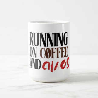 Running on Coffee & Chaos – Funny Workday Classic Kaffemugg