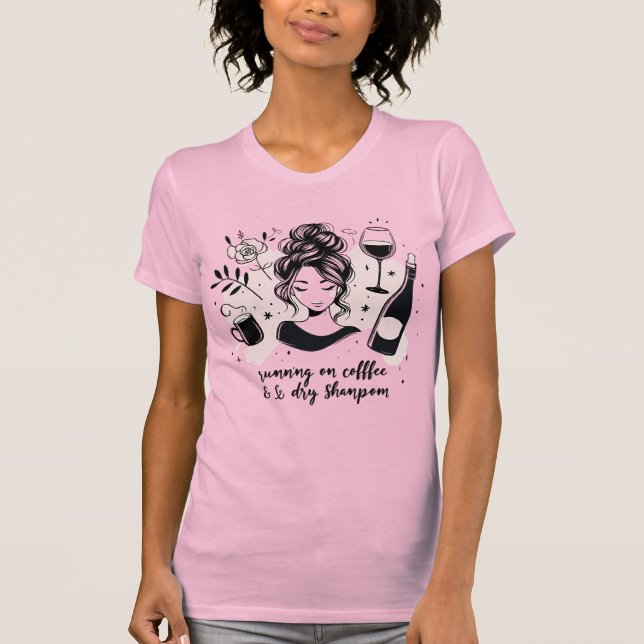 Running On Coffee Dry Shampoo Wine Mom Life Tee (Framsida)
